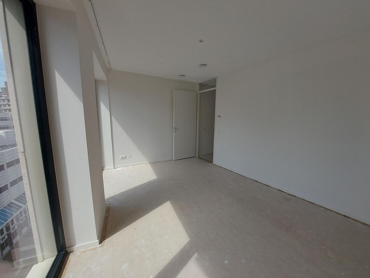 78 m² apartment with skyline views - Image 6