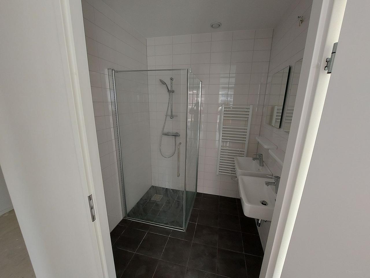 78 m² apartment with skyline views - Image 8