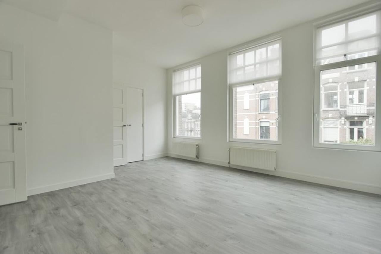 76 m² corner apartment with French balcony - Image 1