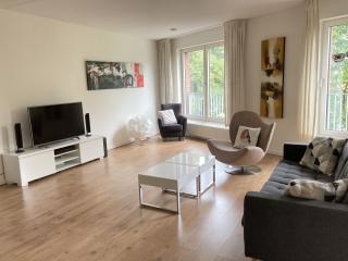 Furnished 3-Bedroom Apartment in Kruidenbuurt - Image 7
