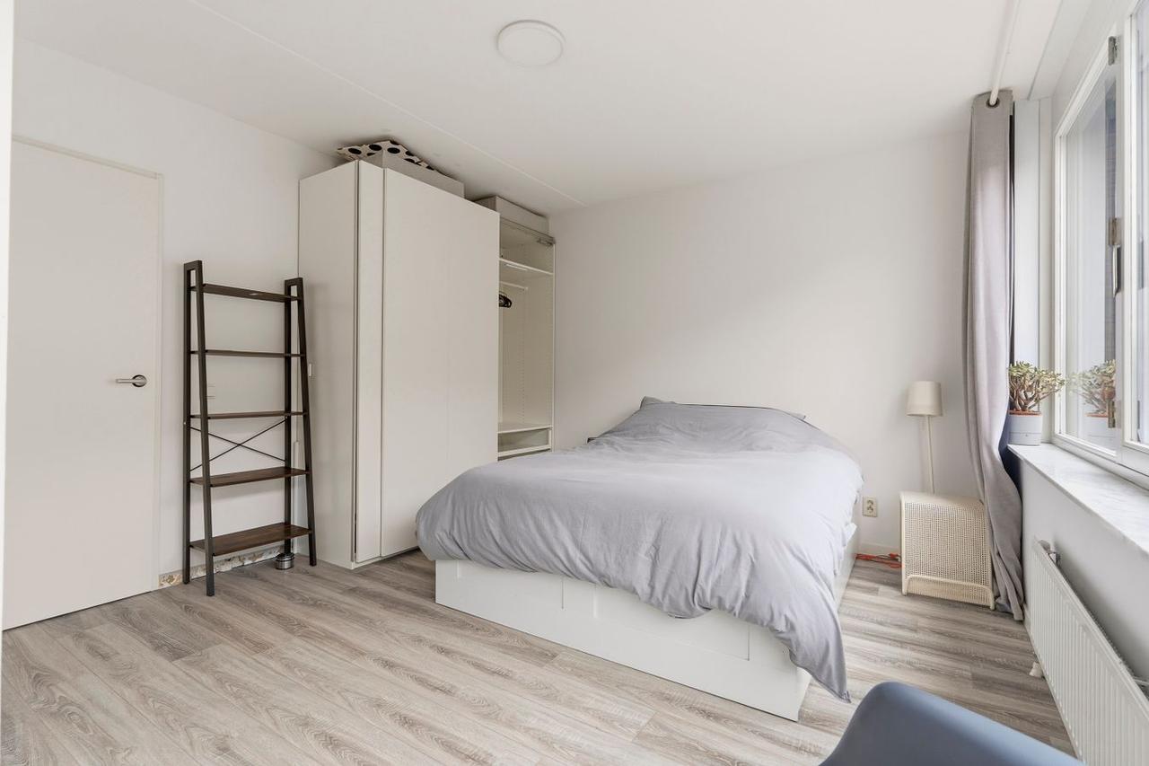 Furnished 4-Room Apartment with Garden - Image 16