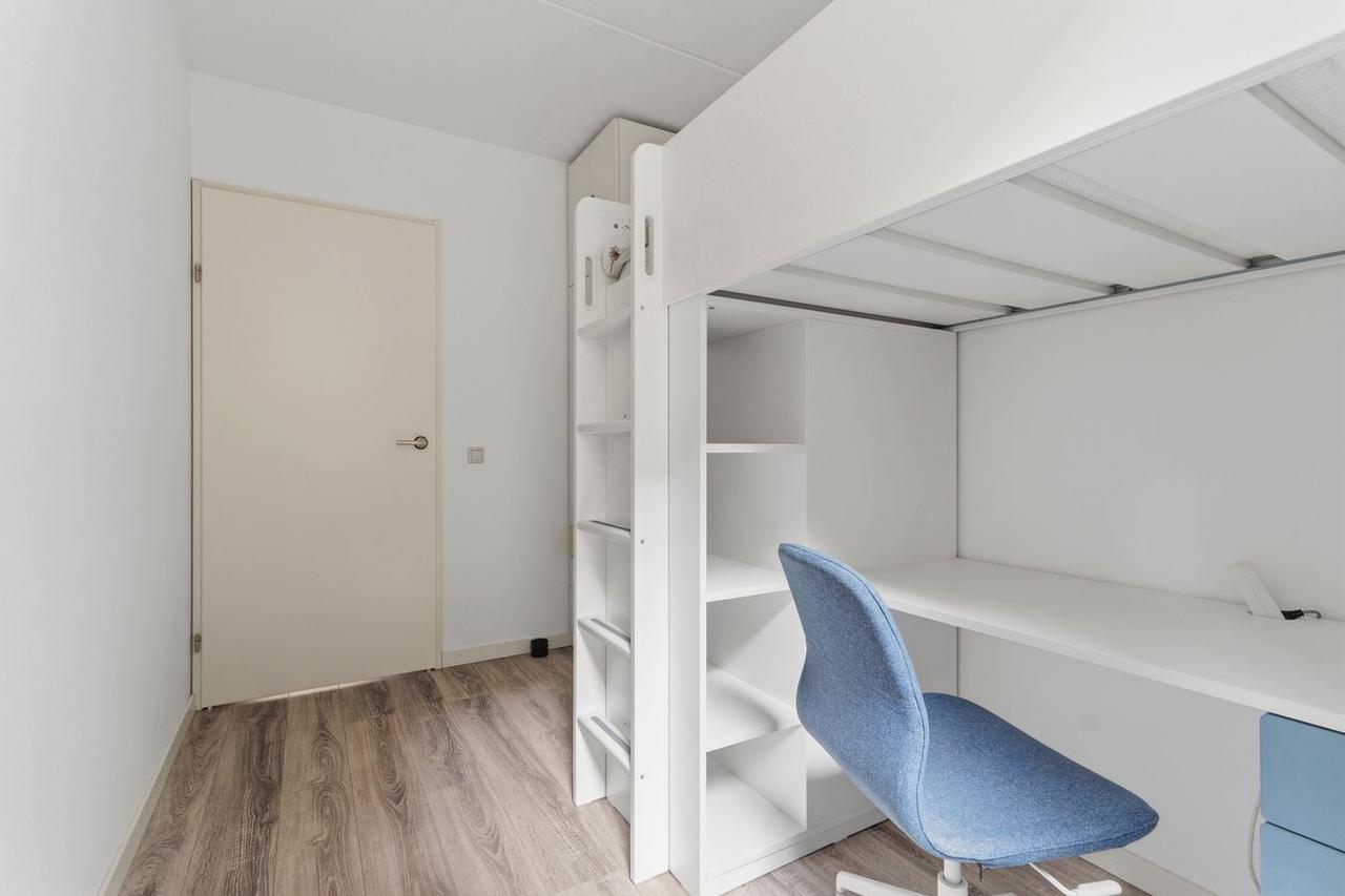 Furnished 4-Room Apartment with Garden - Image 18