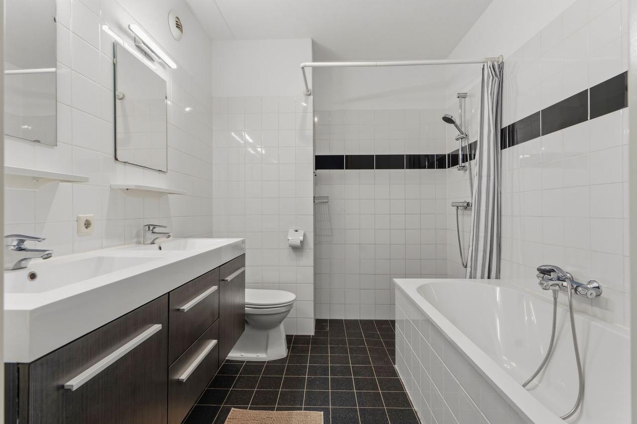Furnished 4-Room Apartment with Garden - Image 20