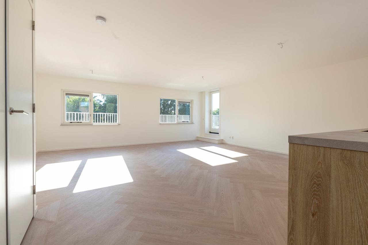 4-Room Apartment with 25 m² Roof Terrace - Image 1