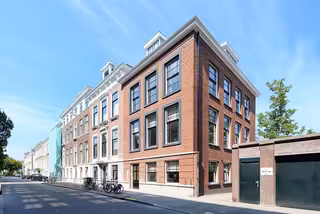Furnished 67 m² Mid-Terrace House