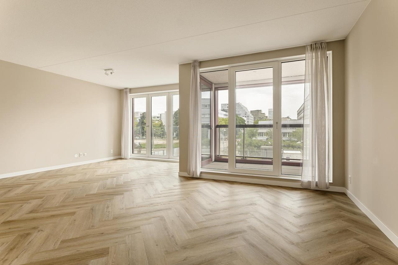 Gemeubileerd 3-kamerappartement met loggia - Afbeelding 1