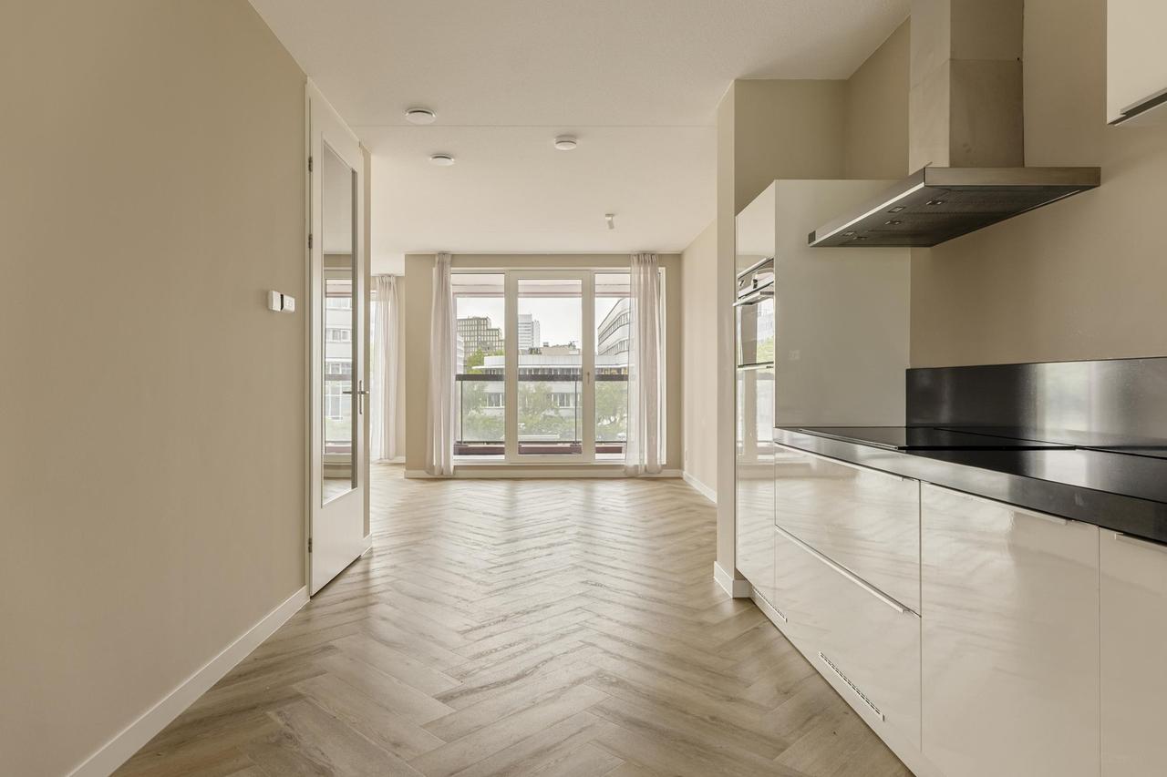 Gemeubileerd 3-kamerappartement met loggia - Afbeelding 10