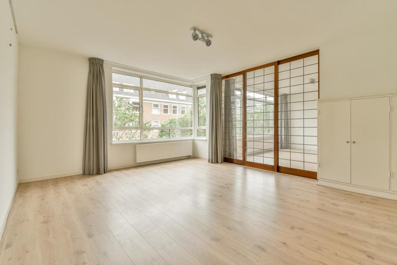 111 m² Apartment with Wide Balcony in Oud-Zuid - Image 2