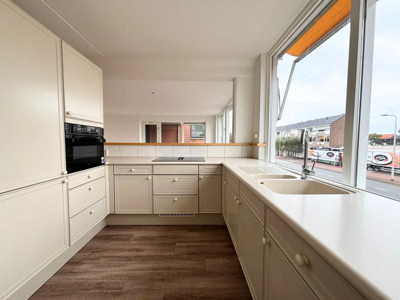 98 m² apartment with two balconies - Image 4