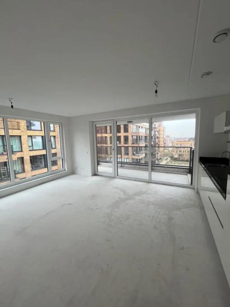 7th-Floor Apartment with Balcony - Image 2