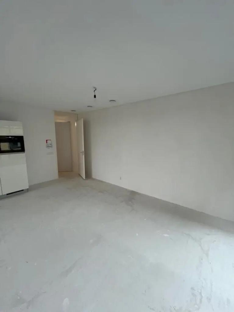 7th-Floor Apartment with Balcony - Image 3