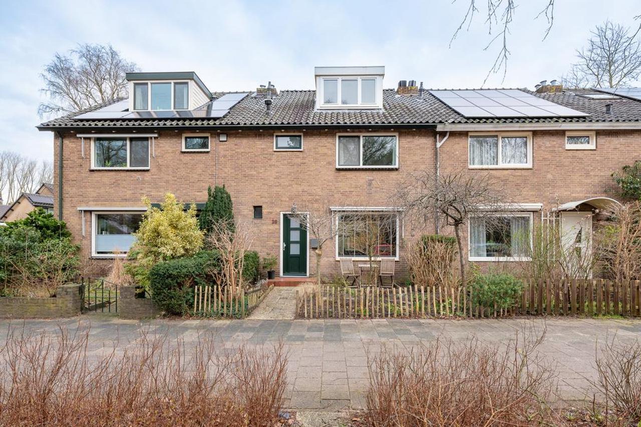 4-Bedroom Mid-Terrace House with Garden in Baarn - Image 1