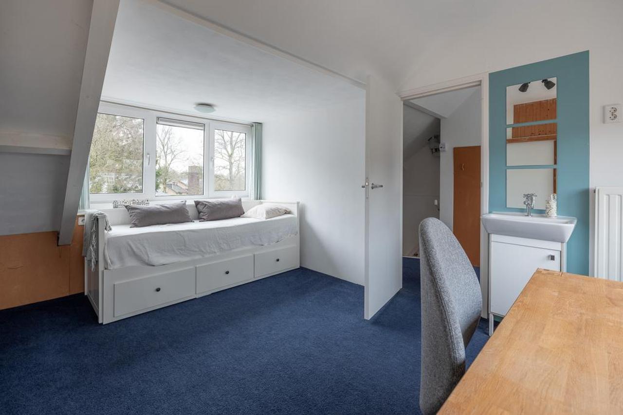 4-Bedroom Mid-Terrace House with Garden in Baarn - Image 24
