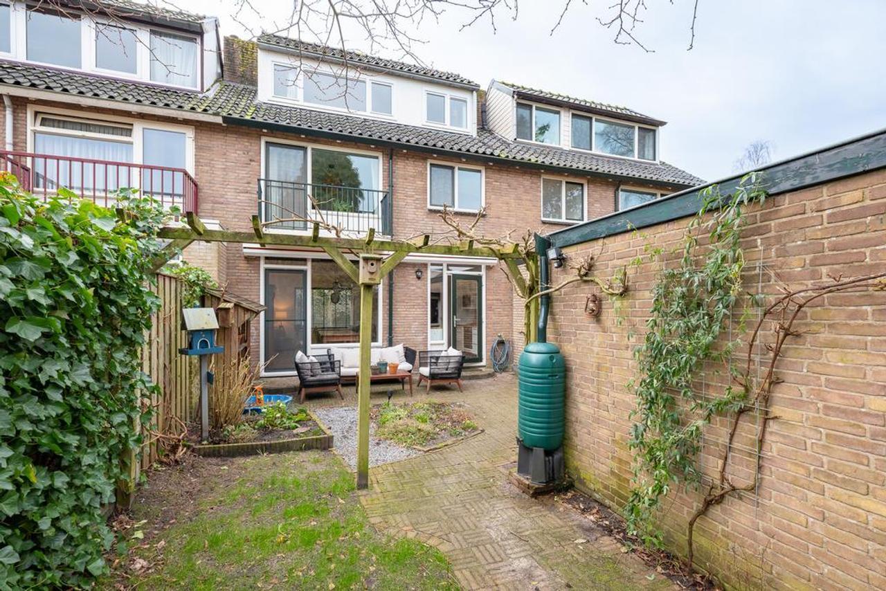 4-Bedroom Mid-Terrace House with Garden in Baarn - Image 28