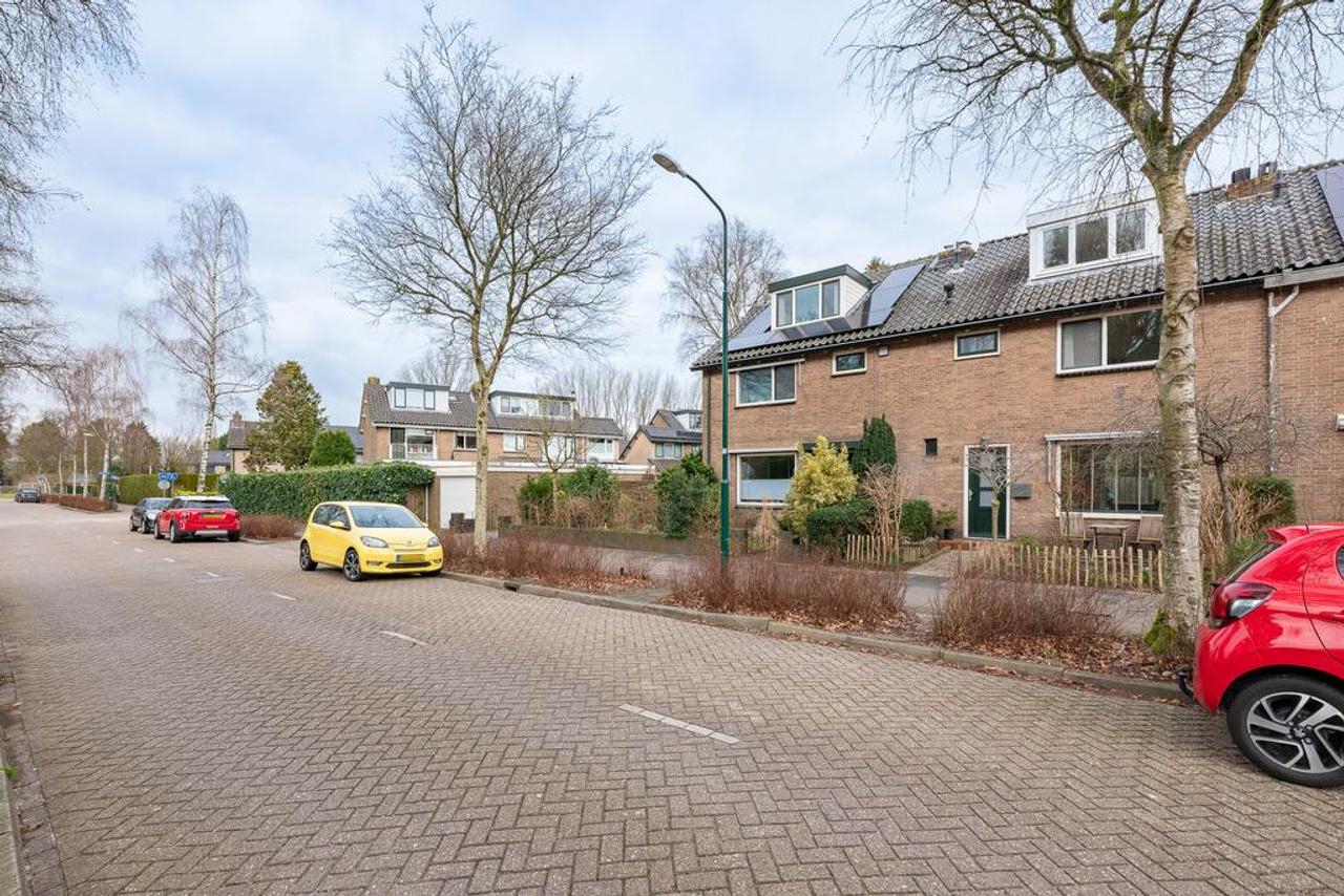 4-Bedroom Mid-Terrace House with Garden in Baarn - Image 30