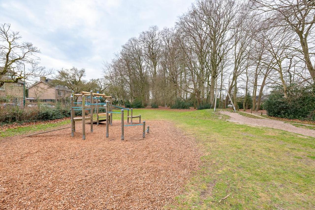 4-Bedroom Mid-Terrace House with Garden in Baarn - Image 32