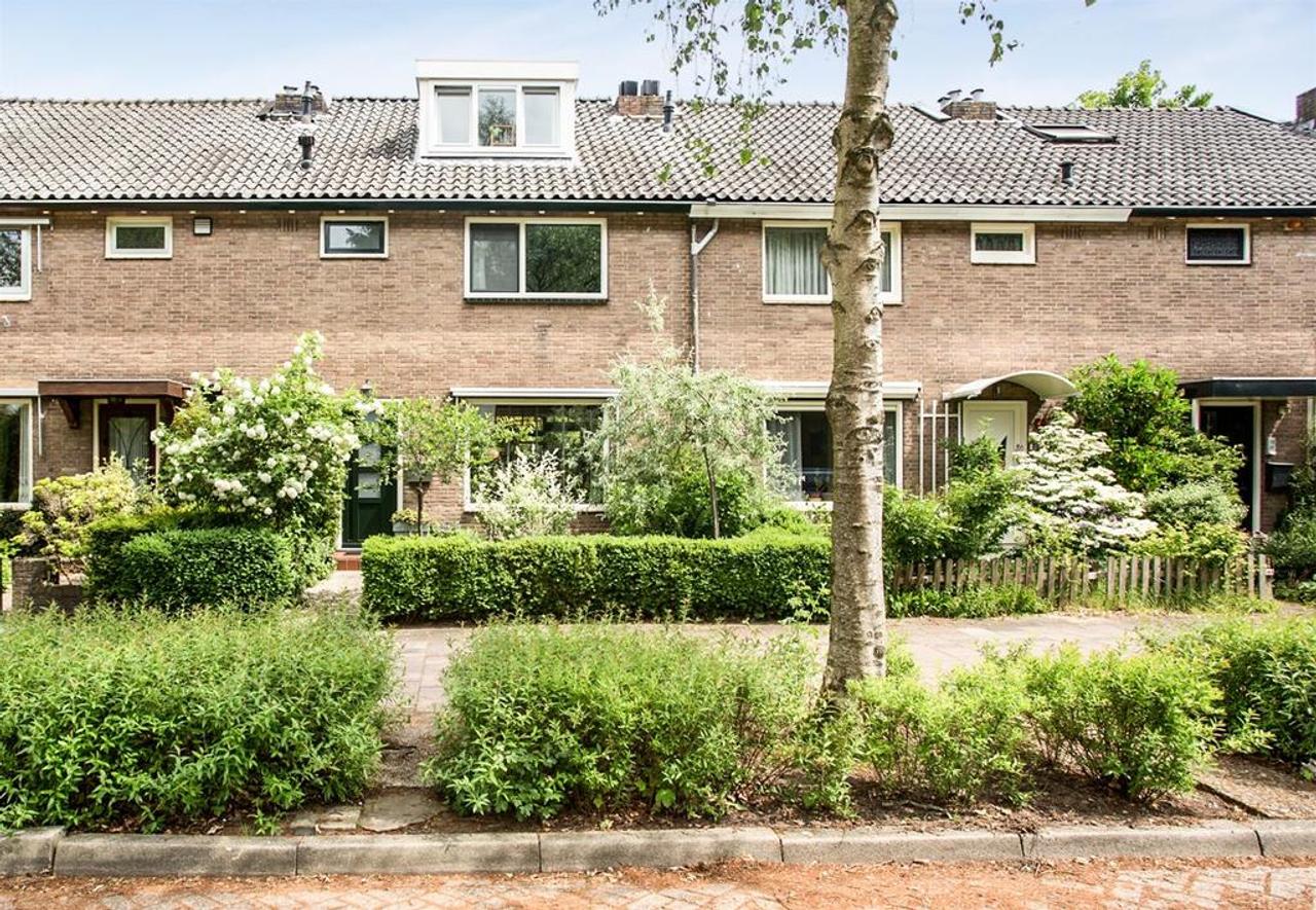 4-Bedroom Mid-Terrace House with Garden in Baarn - Image 33