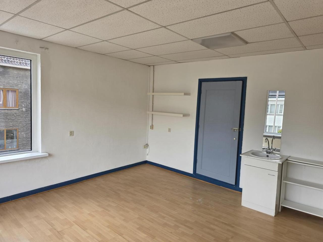 Room (21 m²) with Shared Garden in Heerlen - Image 3