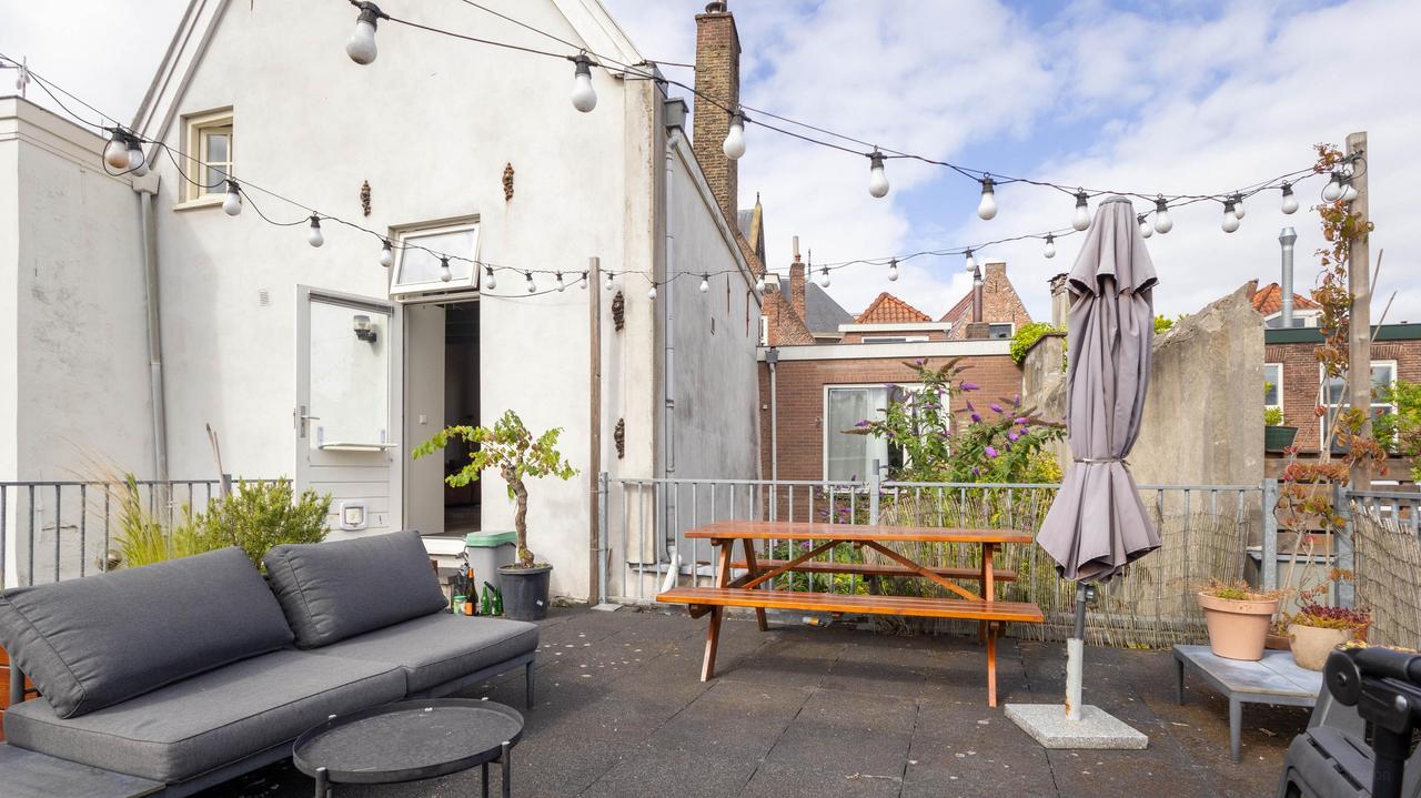 55 m² apartment with roof terrace in Leiden - Image 1