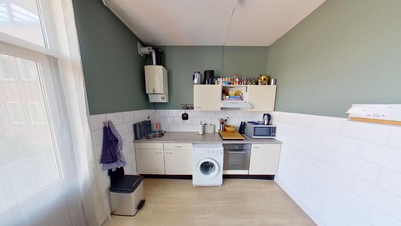 Bright 1-Bedroom Apartment with Balcony - Image 4