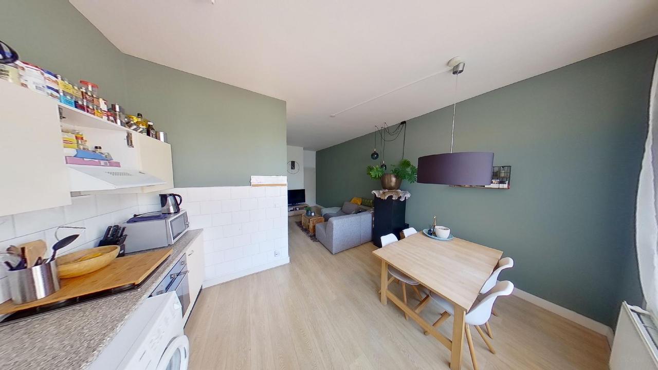Bright 1-Bedroom Apartment with Balcony - Image 5
