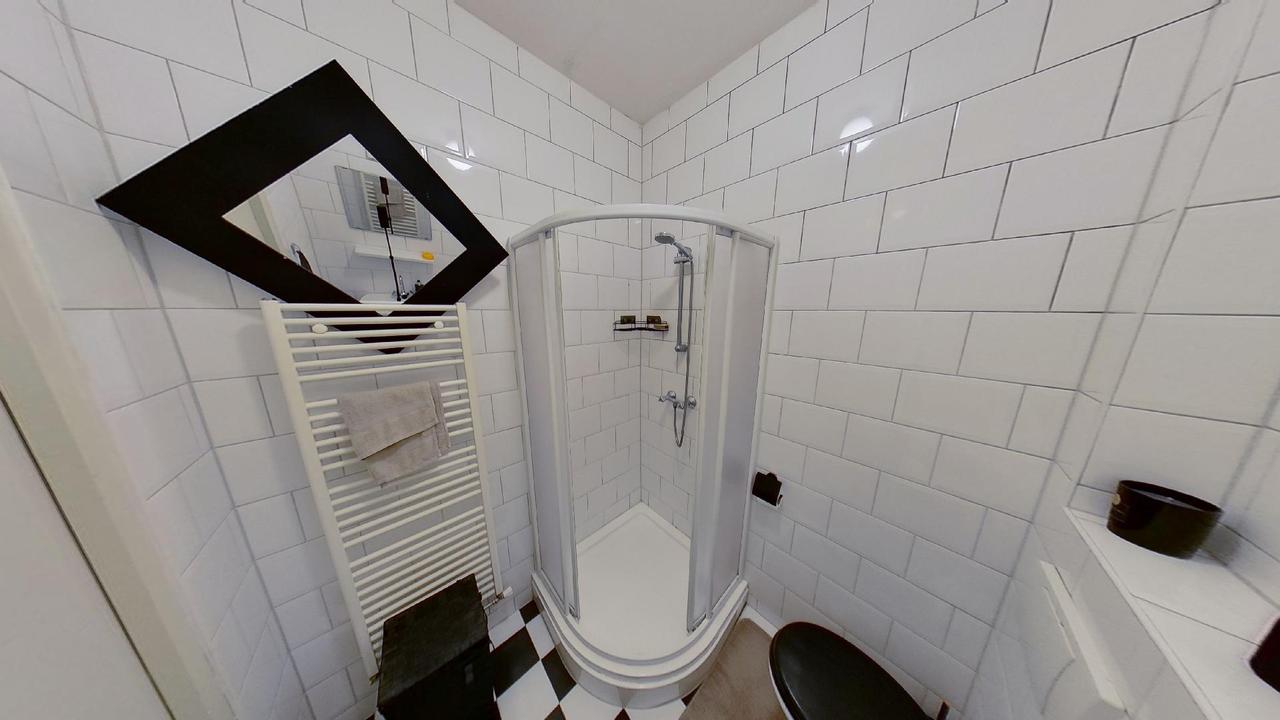 Bright 1-Bedroom Apartment with Balcony - Image 18