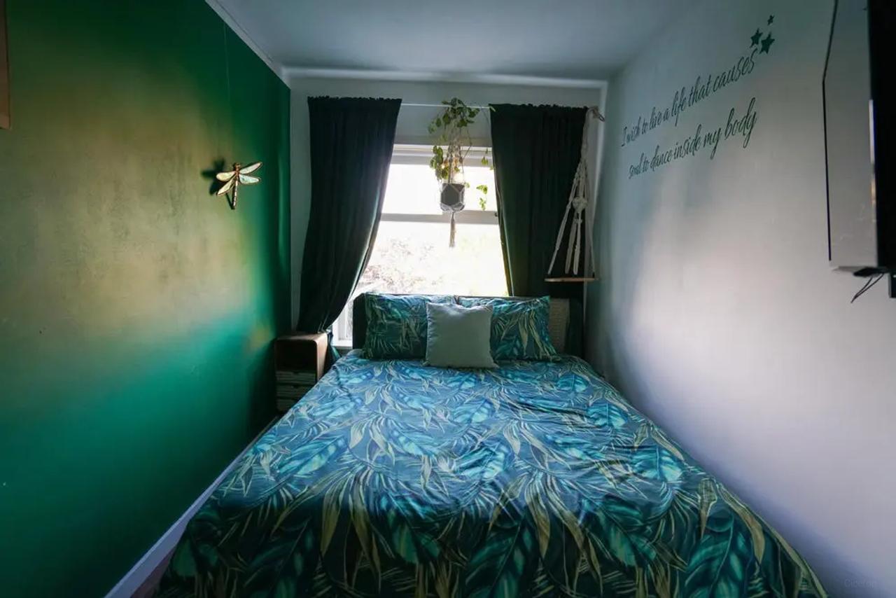 Furnished 2-Bedroom Apartment with Cat - Image 8