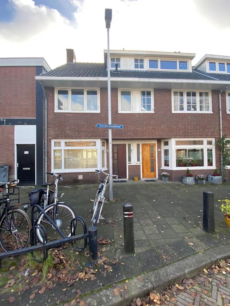 1930s home with garden and rooftop terrace - Image 2