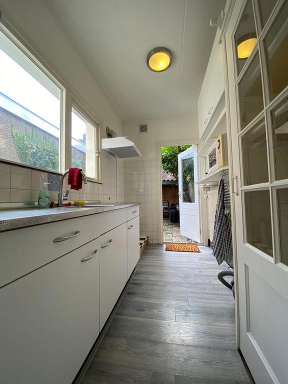 1930s home with garden and rooftop terrace - Image 6
