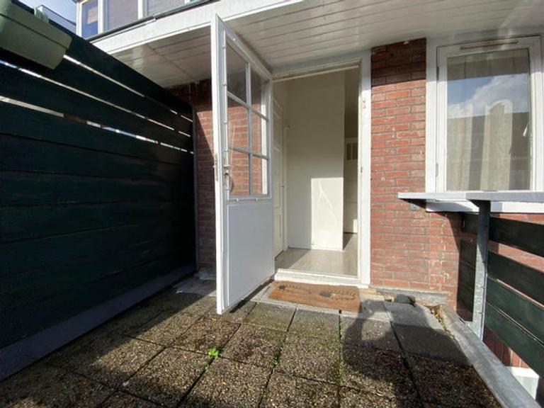 1930s home with garden and rooftop terrace - Image 17