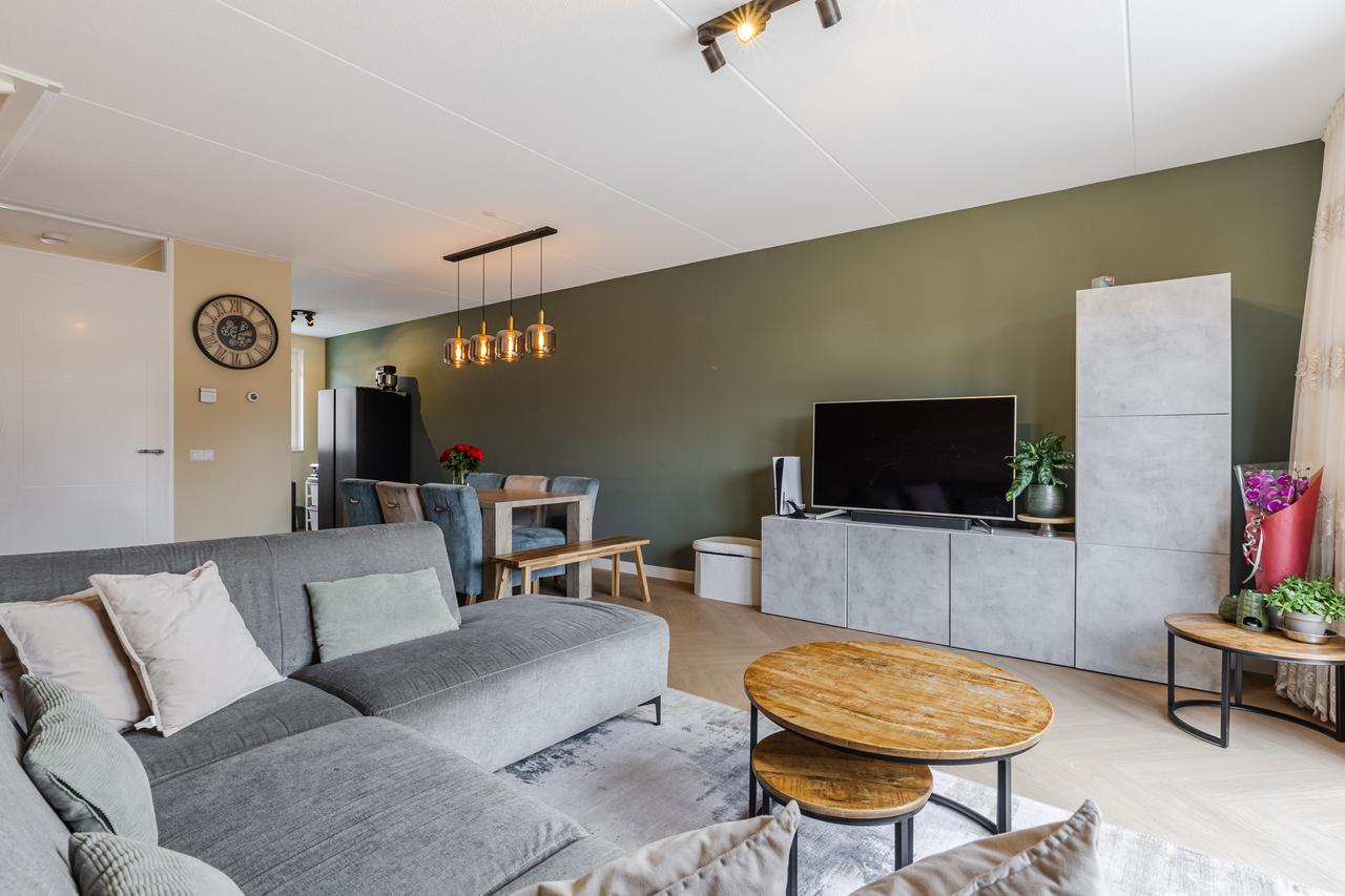 Furnished family home with garden - Image 1