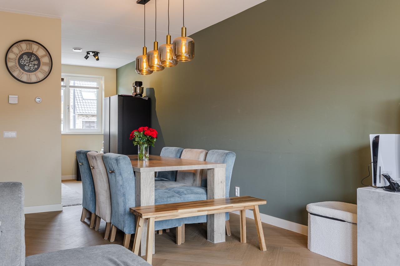 Furnished family home with garden - Image 2