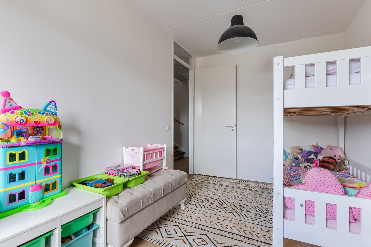 Furnished family home with garden - Image 11