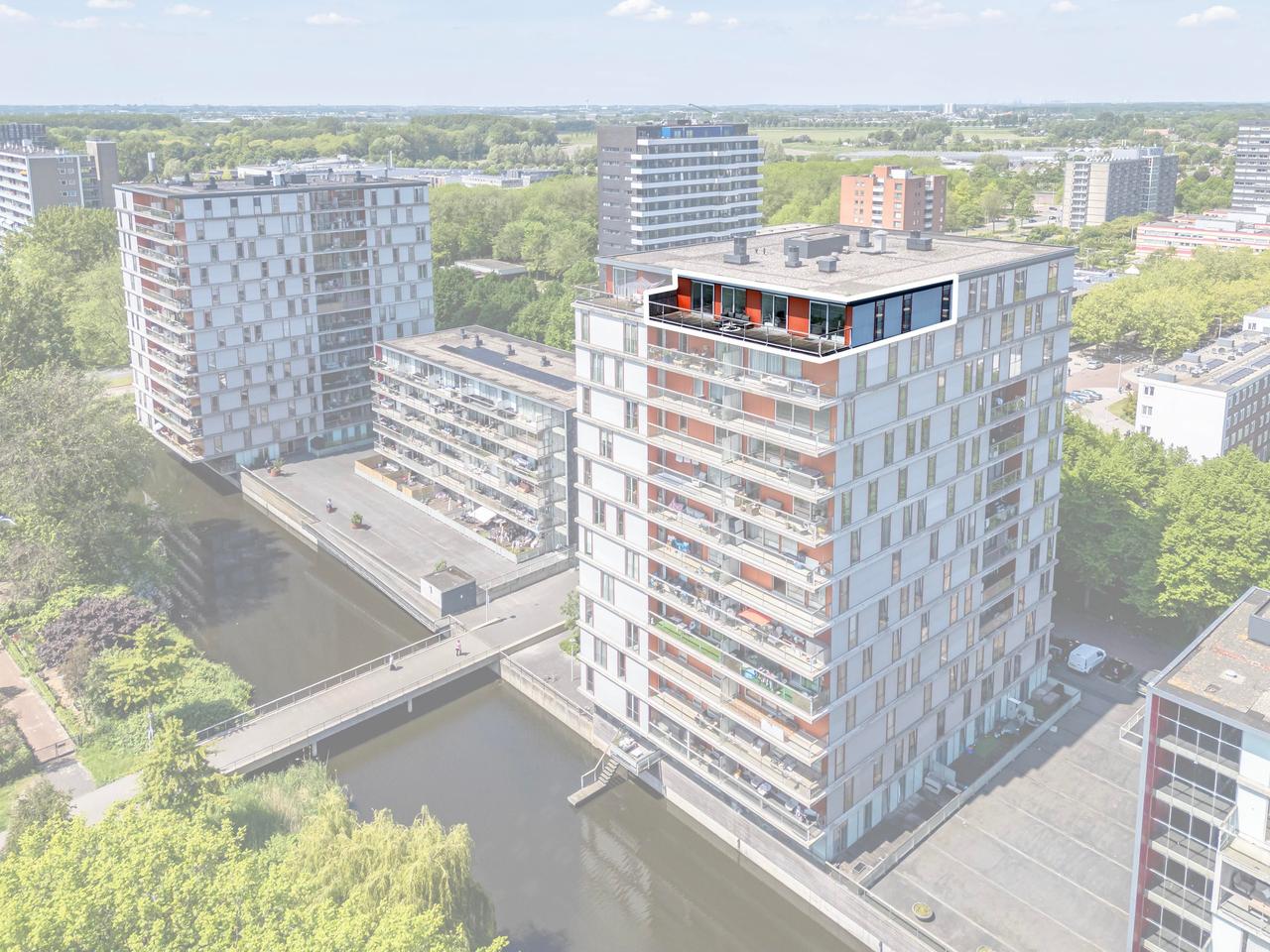 Penthouse met 42 m² dakterras in Osdorp - Afbeelding 1