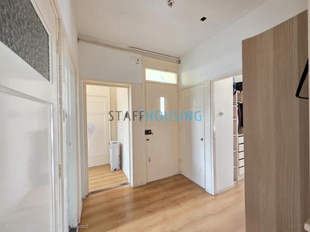 Furnished 3-Bedroom Apartment with Parking - Image 2