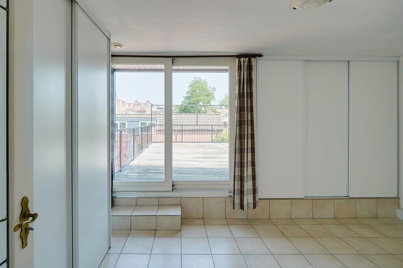 35 m² terrace and private parking space - Image 8