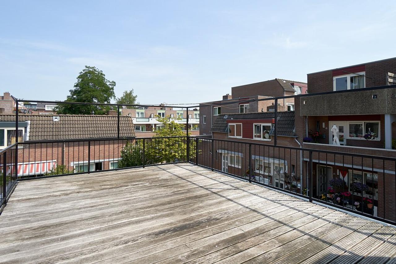 35 m² terrace and private parking space - Image 10