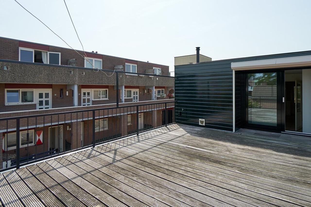 35 m² terrace and private parking space - Image 11