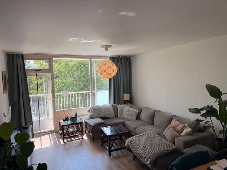 Apartment with Balcony and 2 Bedrooms - Image 3