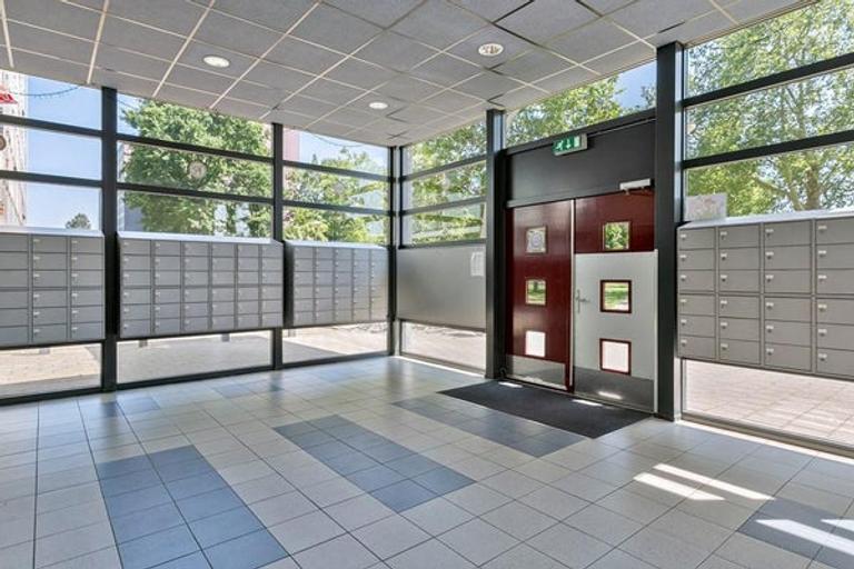 Apartment with Balcony and 2 Bedrooms - Image 11