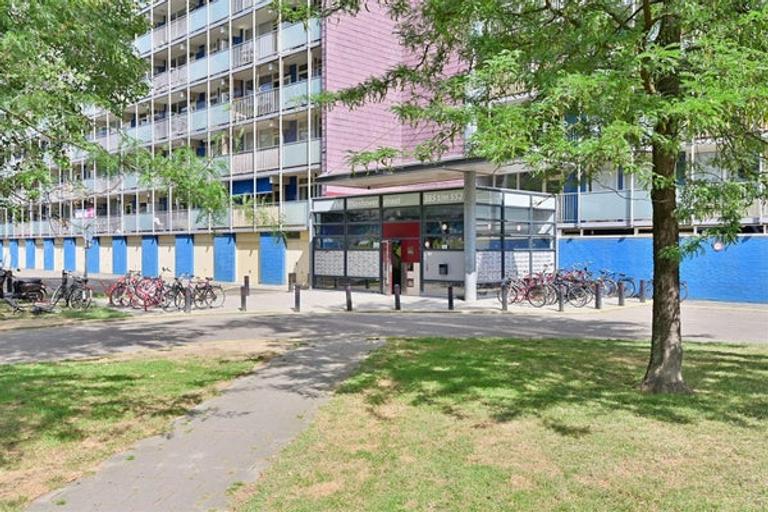 Apartment with Balcony and 2 Bedrooms - Image 12