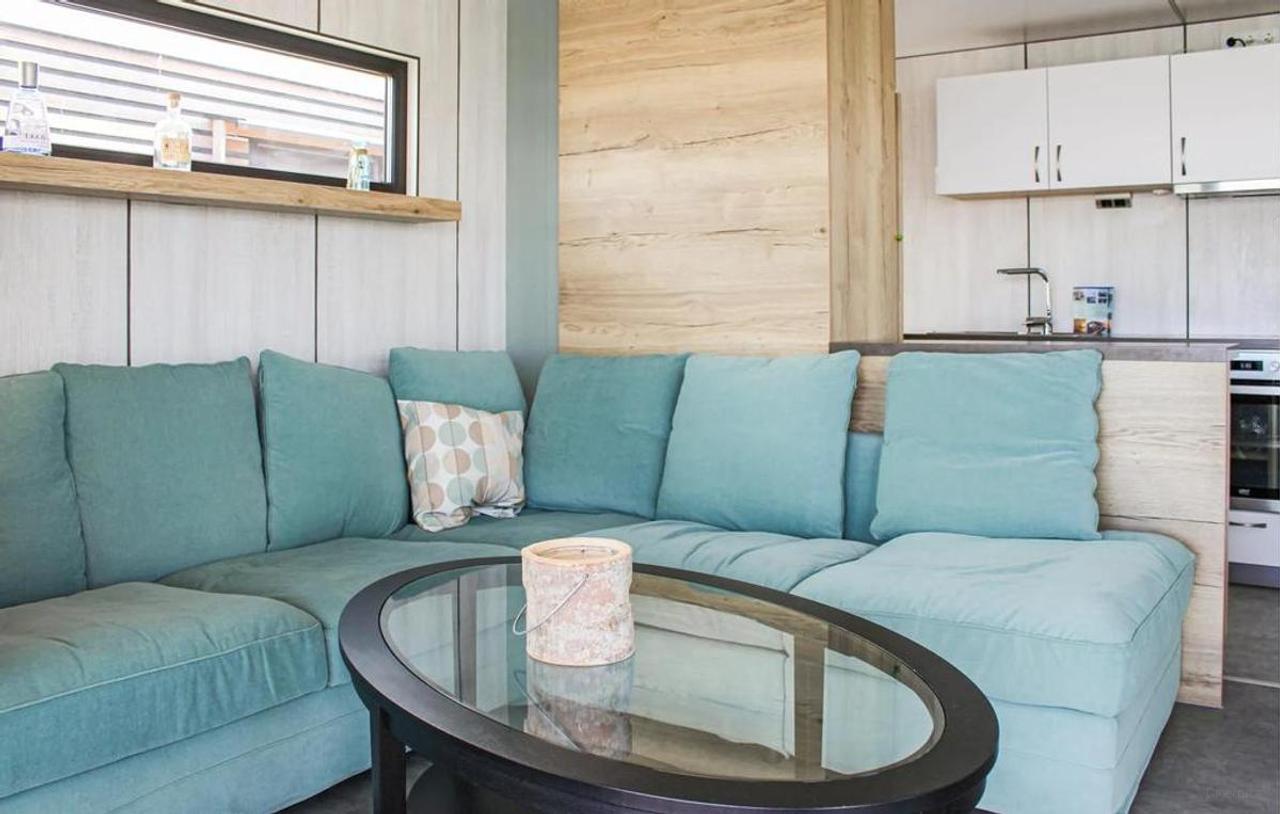 Furnished Houseboat with 2 Bedrooms - Image 3