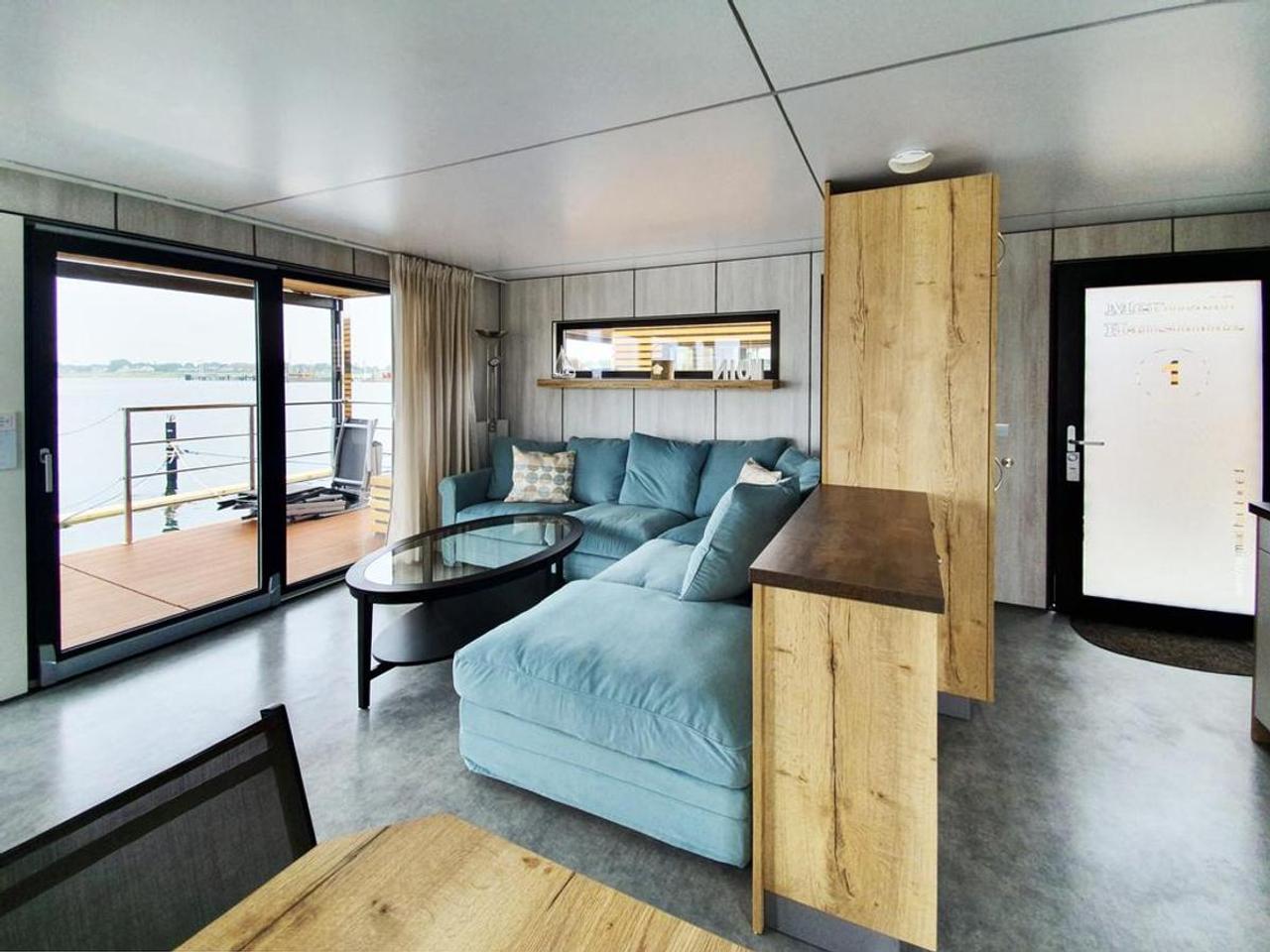 Furnished Houseboat with 2 Bedrooms - Image 4