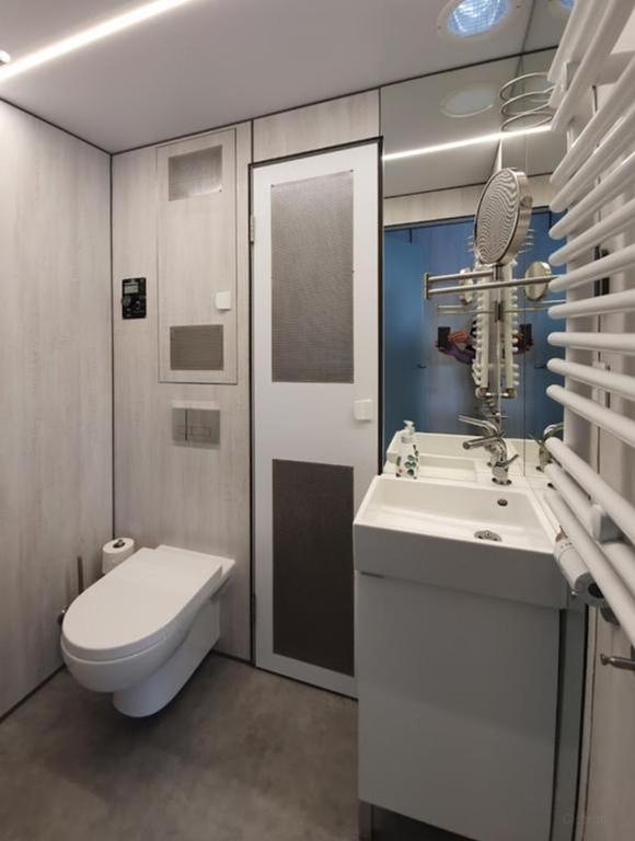 Furnished Houseboat with 2 Bedrooms - Image 7
