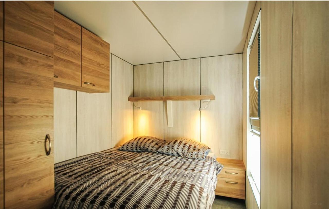 Furnished Houseboat with 2 Bedrooms - Image 9