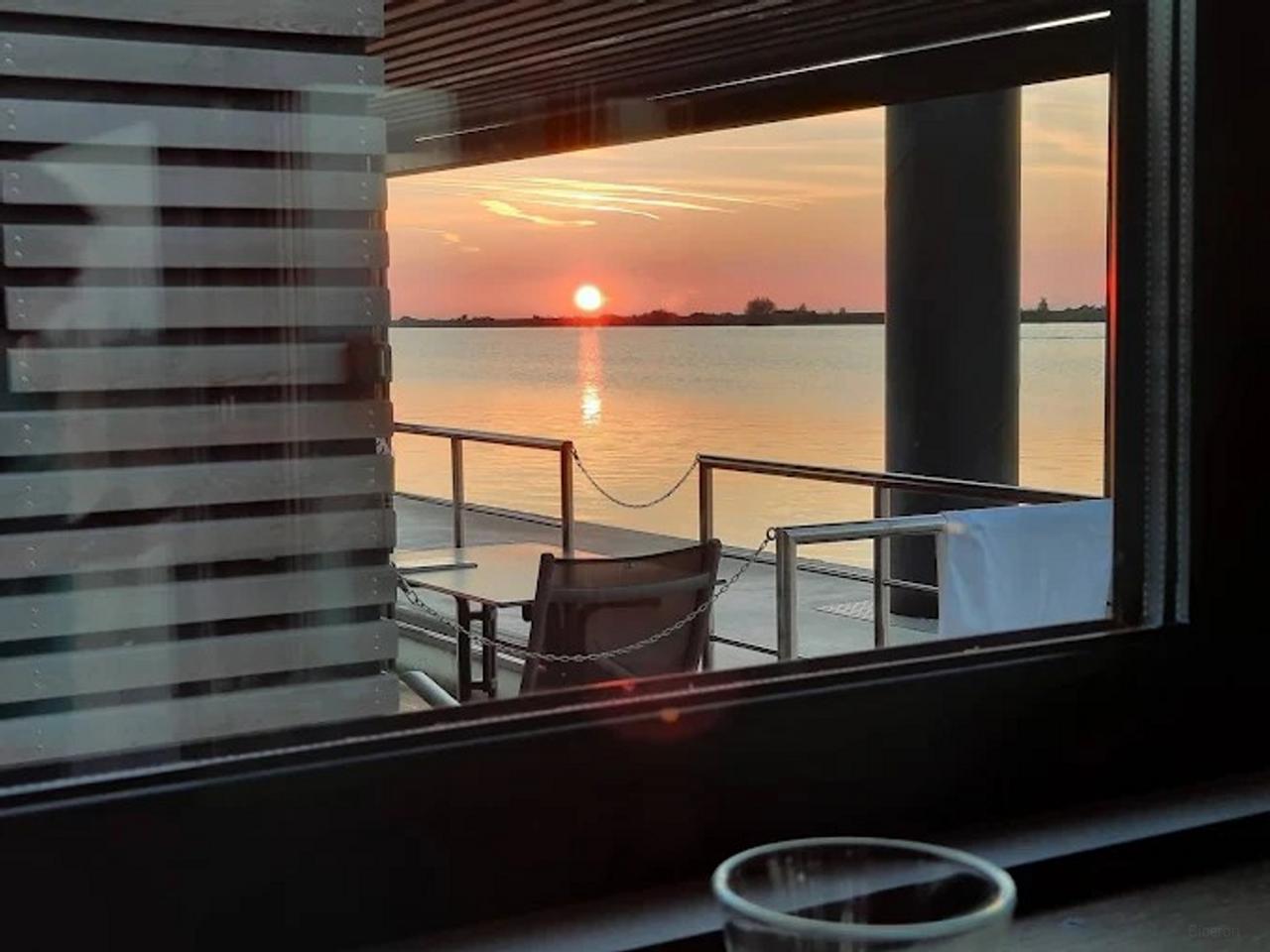 Furnished Houseboat with 2 Bedrooms - Image 11