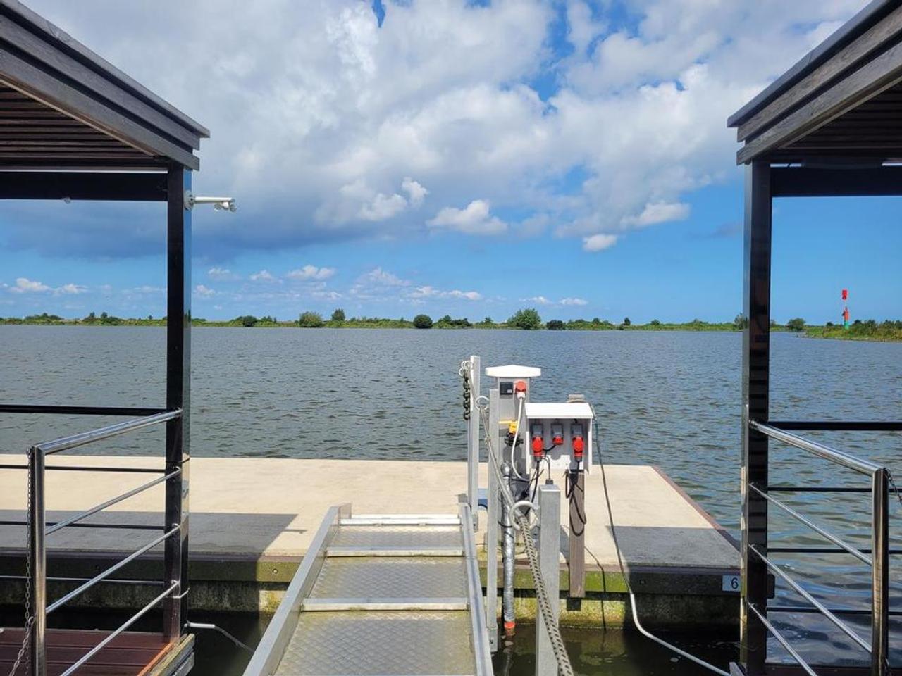 Furnished Houseboat with 2 Bedrooms - Image 12