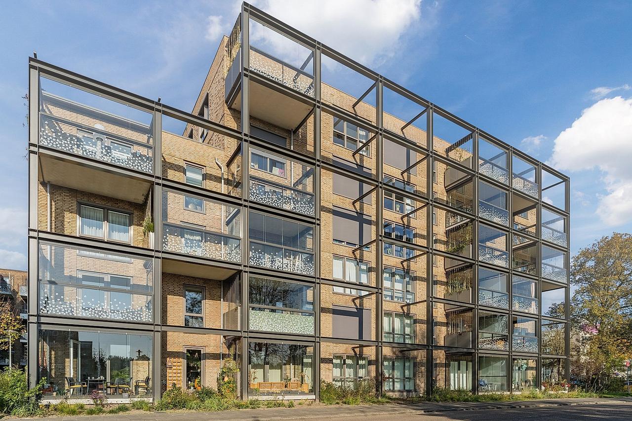 Two-Bedroom Apartment with Terrace in Woerden - Image 3