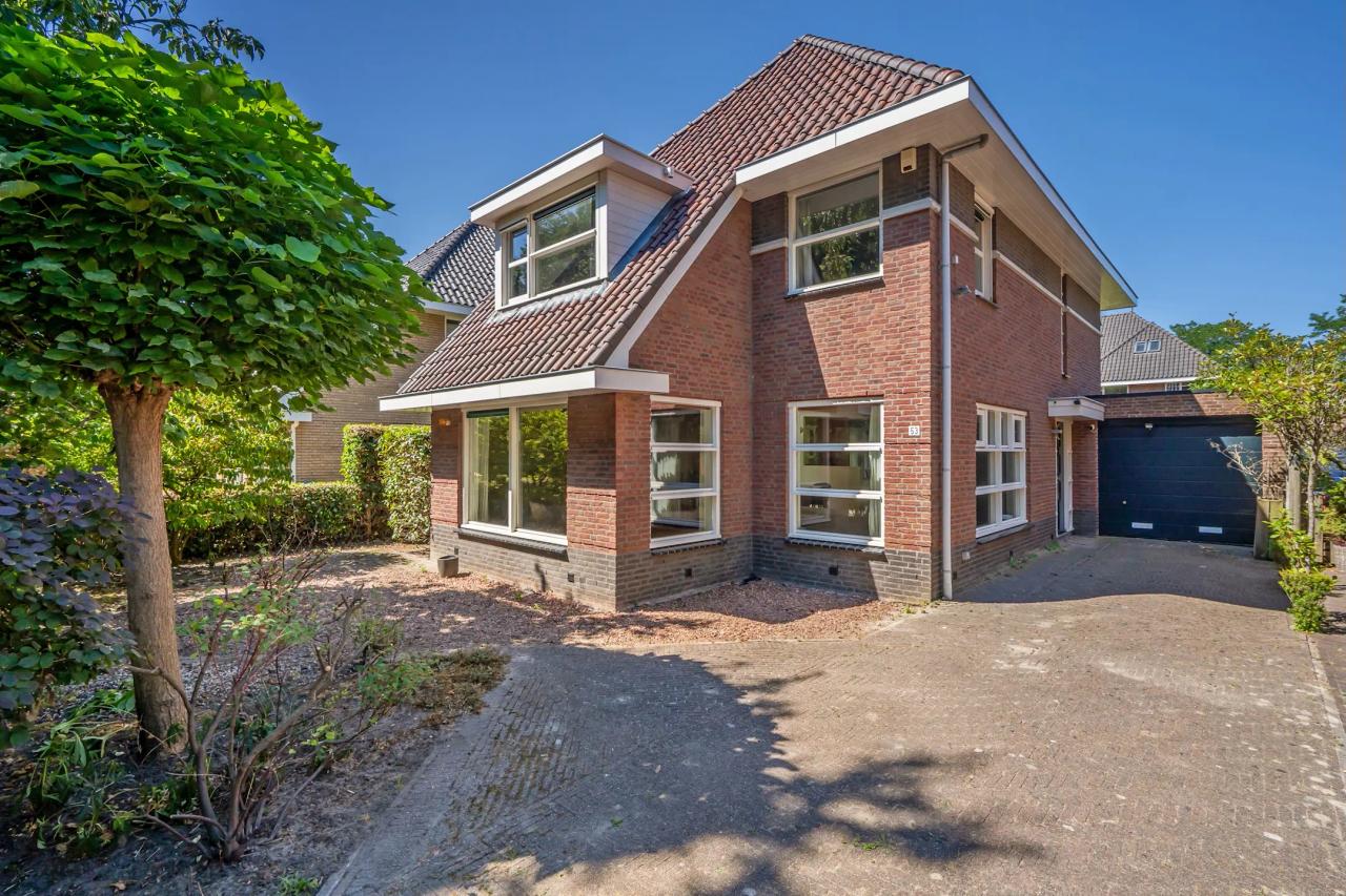 Detached villa with 4 bedrooms and garden - Image 1