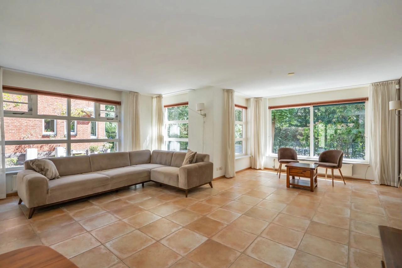 Detached villa with 4 bedrooms and garden - Image 2